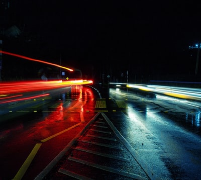 时间流逝的照片在夜间道路
